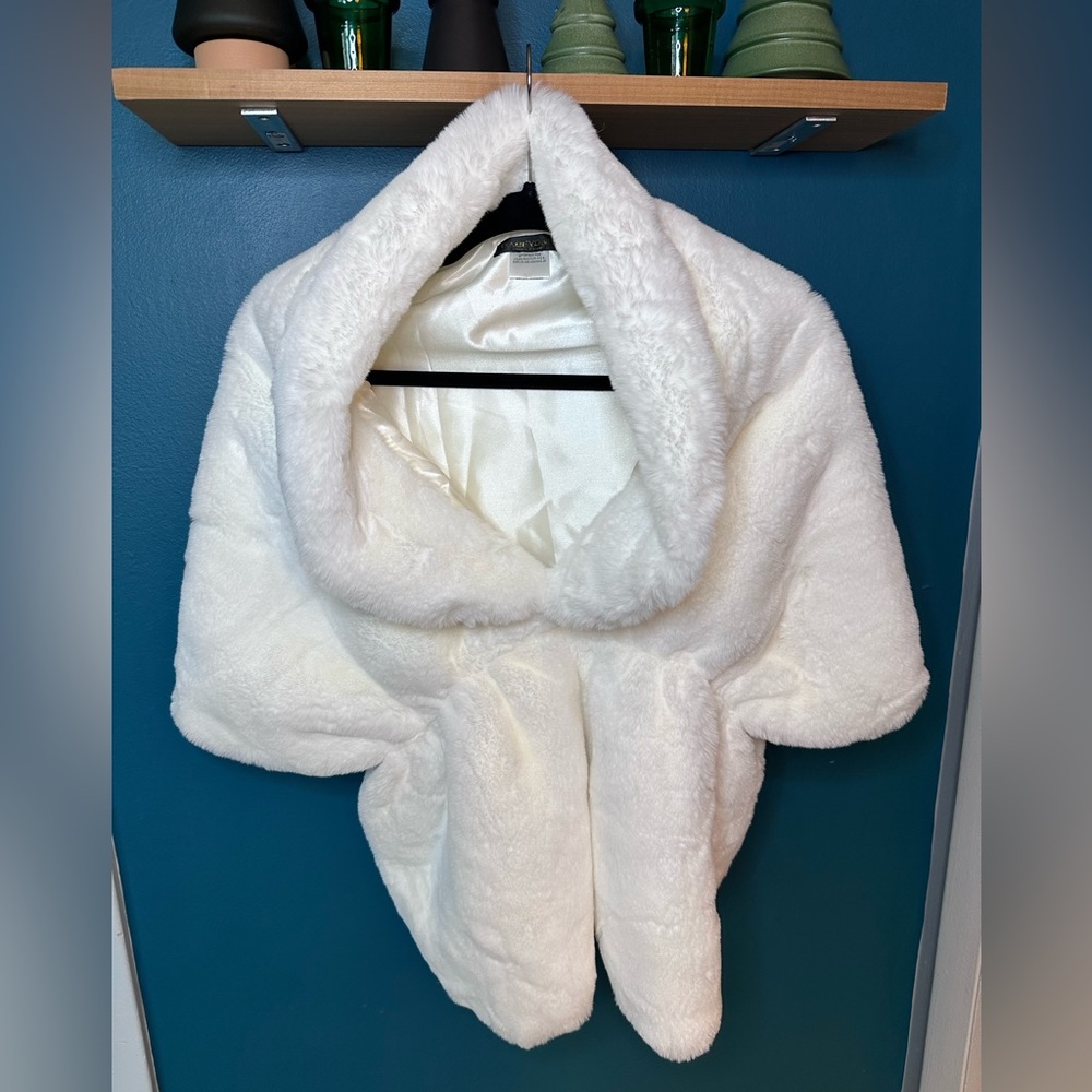 This white 1920s Faux Fur Scarf Wrap Evening Cape is in perfect condition.